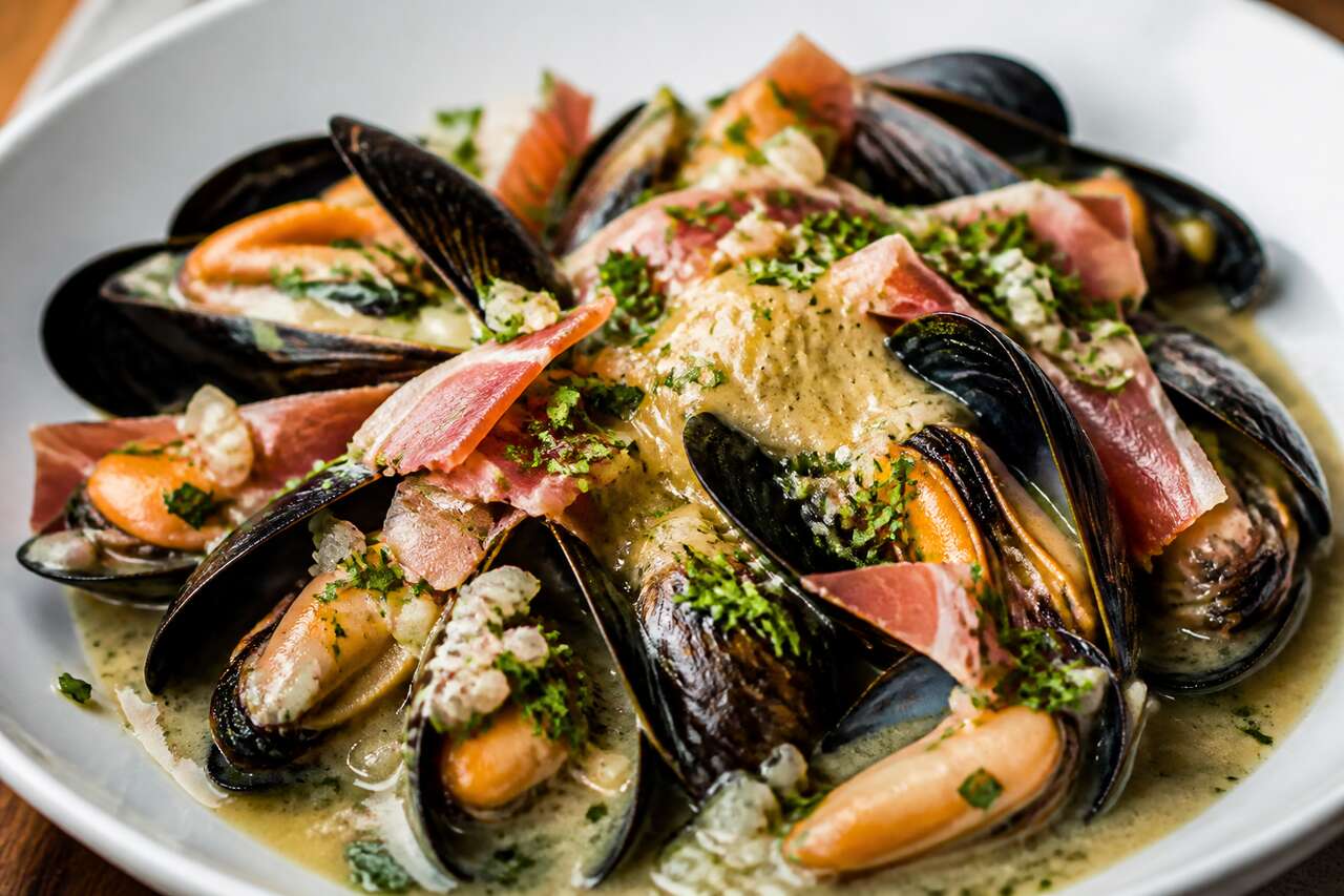 Moules de bouchot à l'ail et au jambon serrano