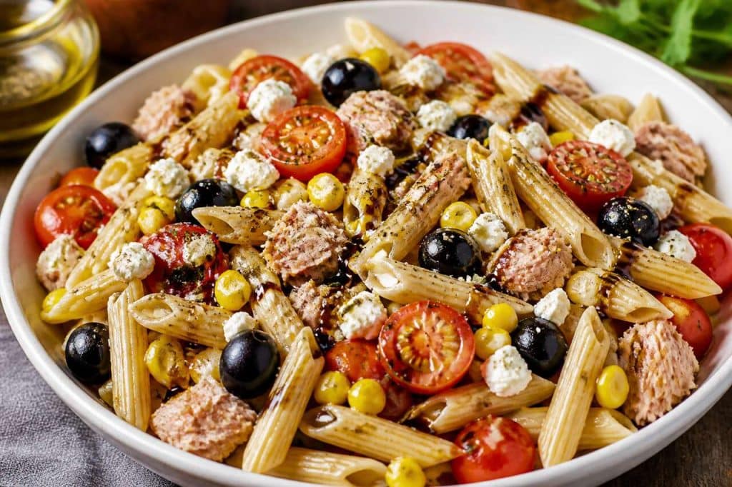 Salade de penne : tomates, maïs, thon et feta