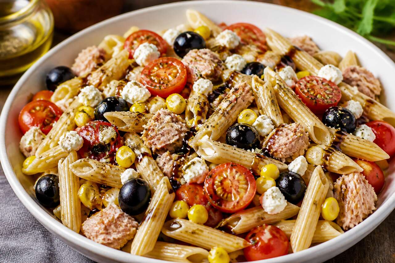 Salade de penne : tomates, maïs, thon et feta