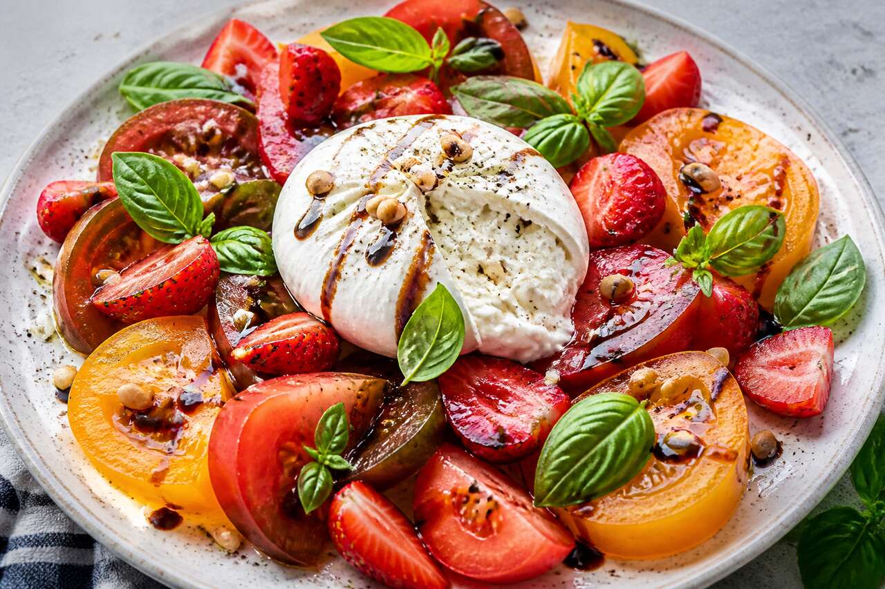 Burrata, fraises et tomate ancienne à la crème de vinaigre balsamique