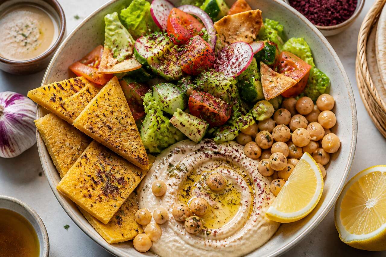 Fattouche, socca et tahin : la recette du buddha bowl méditerranéen