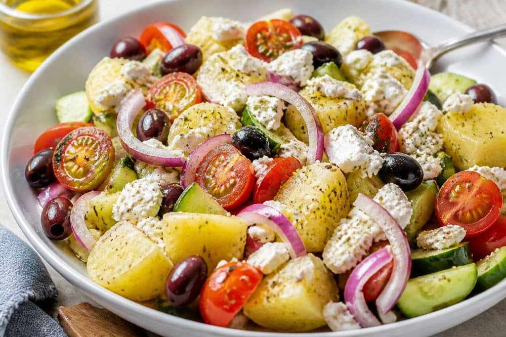 Salade de pommes de terre à la grecque : une recette fraîche et savoureuse