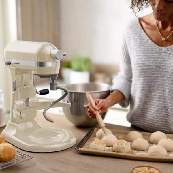 Découvrez notre test complet du robot pâtissier KitchenAid Artisan noir réglisse : performance, polyvalence et qualité pour vos pâtisseries maison. 