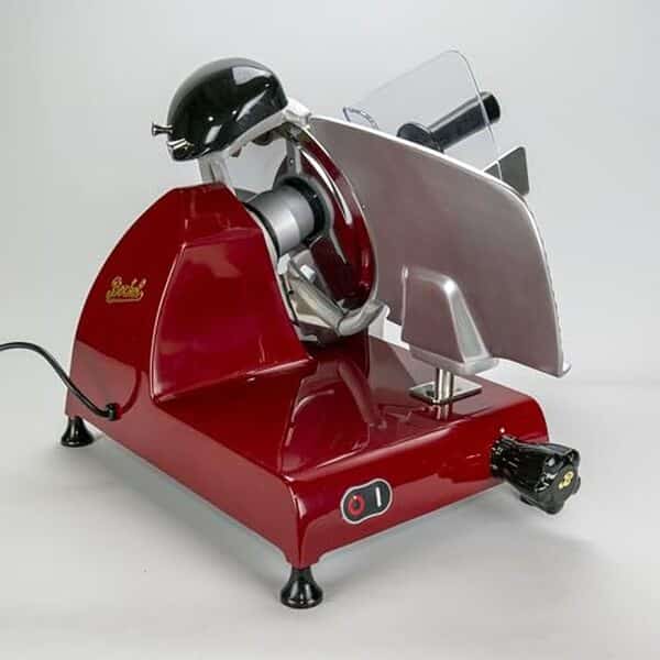 Découvrez notre test détaillé de la trancheuse Berkel Red Line 250 équipée d'une planche artisanale rouge : performances, avantages et verdict final pour cette machine professionnelle. 