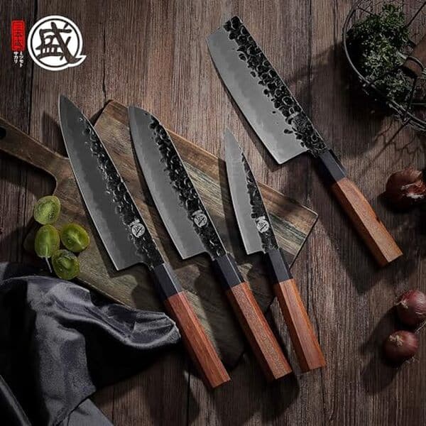 Découvrez notre test détaillé du set de 4 couteaux de cuisine japonais Mitsumoto Sakari : qualité, performance et durabilité analysées pour vous.