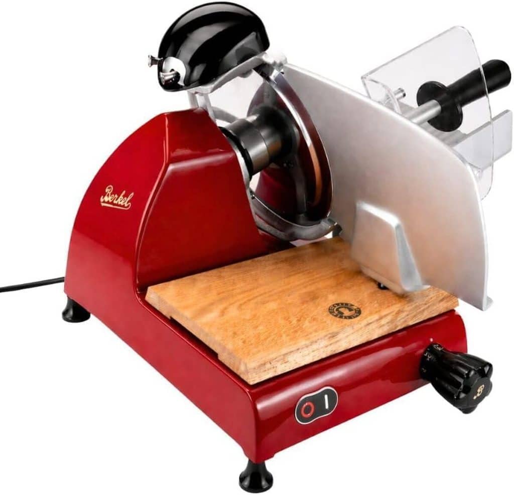 Test de la trancheuse Berkel Red Line 250 avec planche artisanale rouge